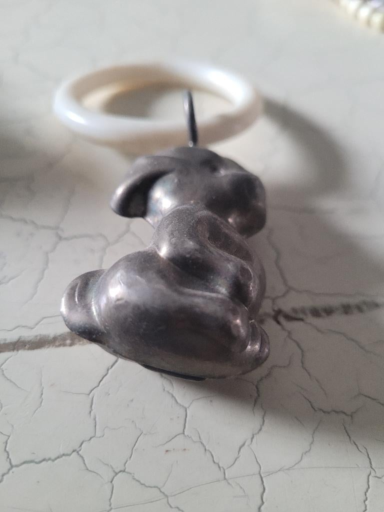 Oude verzilverde bijtring hondje, Antiek en Kunst, Ophalen of Verzenden