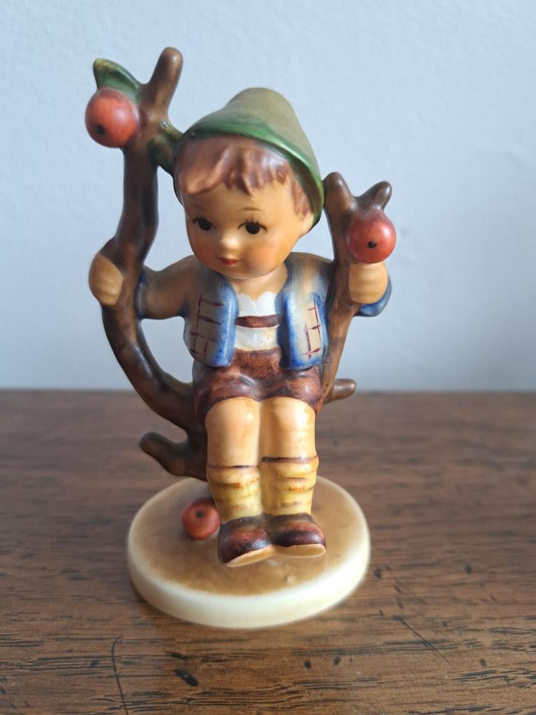 Hummelbeeldje jongetje in boom, Verzamelen, Beelden en Beeldjes, Ophalen of Verzenden