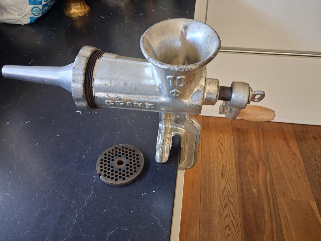 SFINX GIETIJZEREN VLEESMOLEN MET HULPSTUKKEN NR 10, Antiek en Kunst, Ophalen of Verzenden