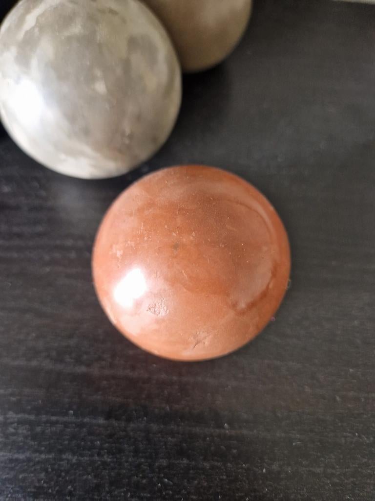 Handgemaakte Rode Dorodango van Klei - 15 Uur Werk, Antiek en Kunst, Antiek | Woonaccessoires, Ophalen of Verzenden