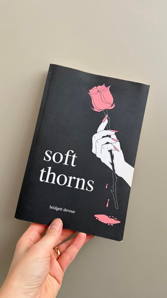 Soft Thorns - Bridgett Devoue (Poëziebundel), Boeken, Ophalen of Verzenden, Gelezen, Amerika
