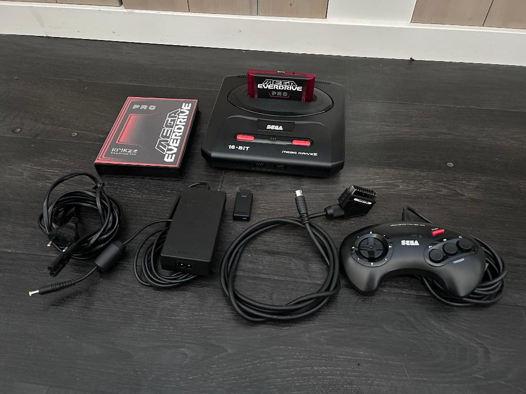 Sega MegaDrive 2 - Recap, 3BP, RegionFree mod, Everdrive Pro, Spelcomputers en Games, Ophalen of Verzenden, Refurbished, Met 1 controller