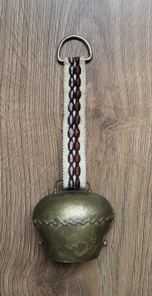 Oude koeienbel aan stoffen lint, Antiek en Kunst, Curiosa en Brocante, Ophalen of Verzenden
