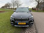 BMW X1 20I Xdrive Aut8 2016 Zwart high executive! Pano dak, Auto's, BMW, Lichtsensor, Zwart, 2000 kg, Zwart