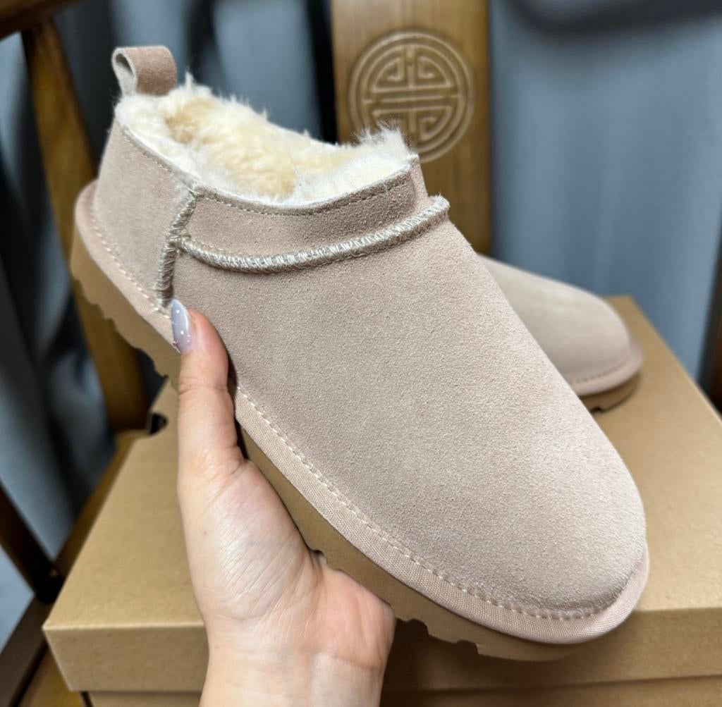 UGG ultra micro mini classic 36 37 38 39 40, Kleding | Dames, Schoenen, Ophalen of Verzenden, Nieuw, Bruin, Pantoffels of Sloffen