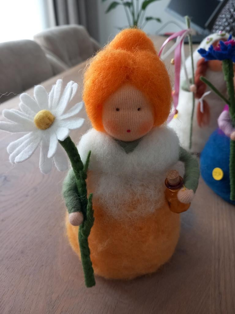 Margrietvrouwtje 18cm vilt seizoenstafel vrije school, Ophalen of Verzenden, Nieuw, Figuurtje(s)