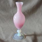 Roze opaline vaas op witte voet,, Ophalen of Verzenden, Overige kleuren, Aardewerk of Porselein, Minder dan 50 cm