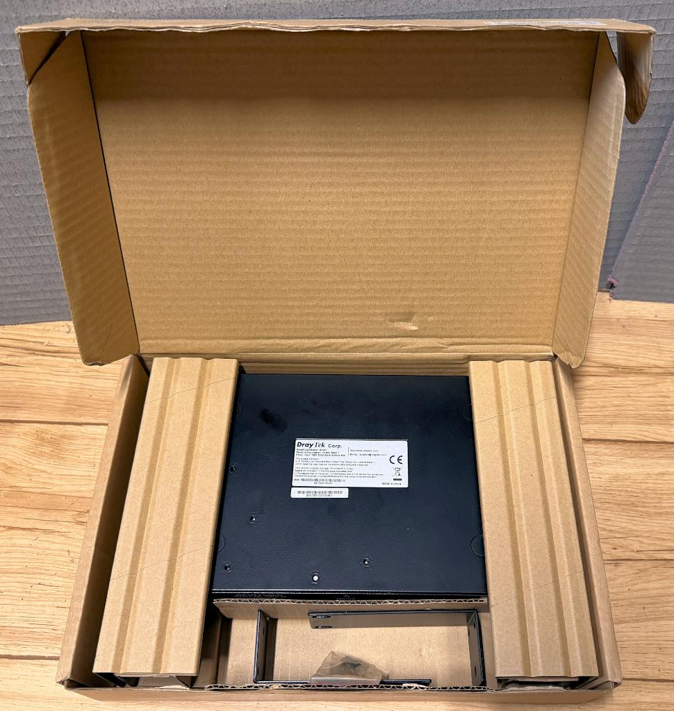 Draytek VigorSwitch G1241 in nieuwstaat!, Ophalen, Zo goed als nieuw