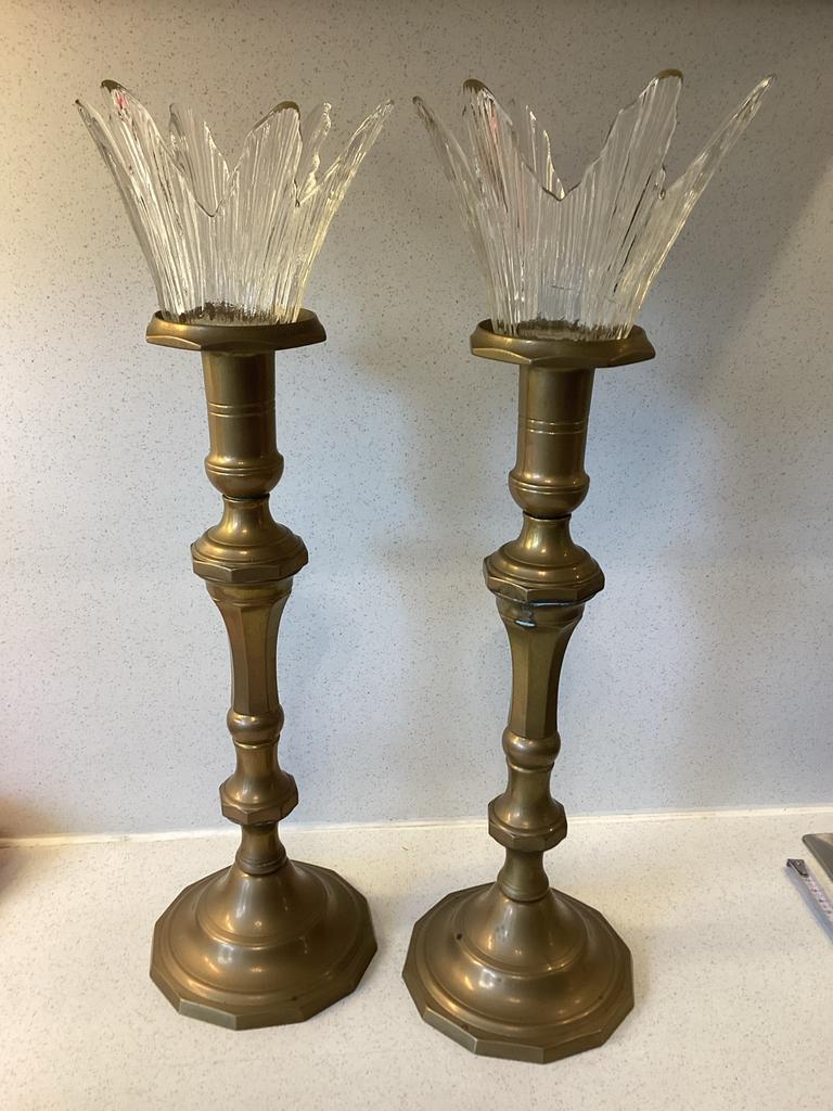 2 Antieke bronzen kandelaars met glazen windkappen, Antiek en Kunst, Antiek | Kandelaars, Ophalen of Verzenden, Koper of Brons