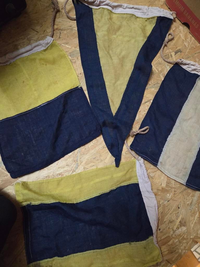 4 Oude scheeps vlaggetjes, Diversen, Vlaggen en Wimpels, Ophalen of Verzenden, Gebruikt