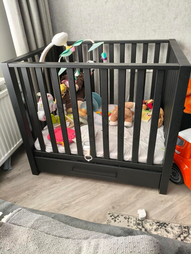 Zwarte box met lade + matras, hoes en boxmobiel, Ophalen of Verzenden, Gebruikt, Vierkant, Lade