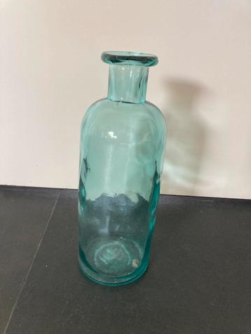 Nieuwe mooie glazen vaas beschikbaar voor biedingen