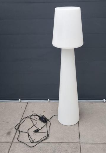 2 vloerlampen voor binnen en buiten beschikbaar voor biedingen