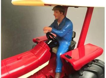 Erik driving tractor beschikbaar voor biedingen