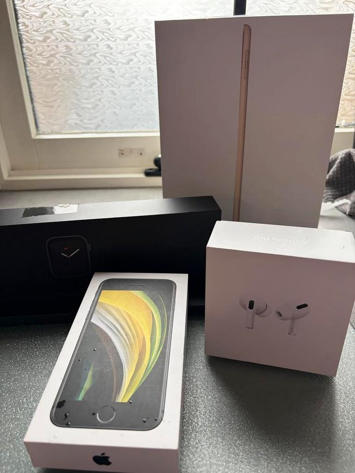Apple Complete Set: iPhone SE, iPad, Watch, AirPods, Telecommunicatie, Mobiele telefoons | Apple iPhone, Gebruikt, 64 GB, iPhone SE (2020)