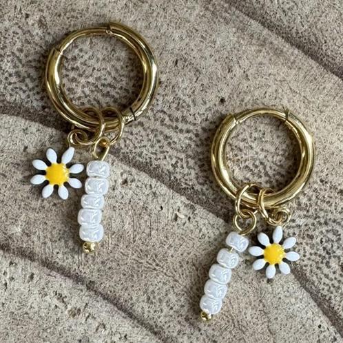Oorringen Staal bedels Madeliefjes en witte kraaltjes, Sieraden, Tassen en Uiterlijk, Oorbellen, Nieuw, Hangers, Overige materialen