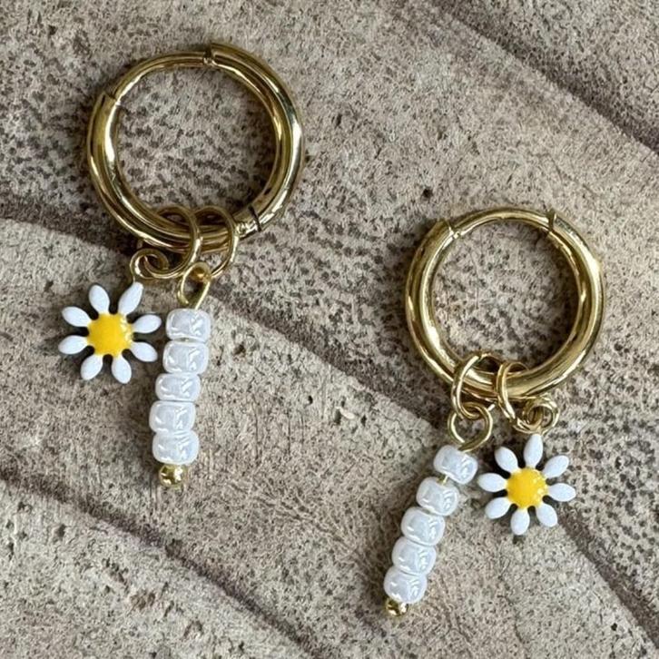 Oorringen Staal bedels Madeliefjes en witte kraaltjes, Sieraden, Tassen en Uiterlijk, Oorbellen, Nieuw, Hangers, Overige materialen