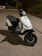 Piaggio zip 2 takt 70cc, Fietsen en Brommers, Scooters | Piaggio, Ophalen of Verzenden, Zo goed als nieuw, Tweetakt, Zip