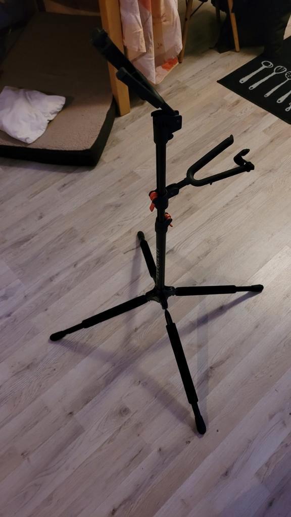 Te koop saxofoon standaard ULTIMATE is verlengbaar!, Muziek en Instrumenten, Standaards, Gebruikt, Instrumentstandaard, Saxofoon