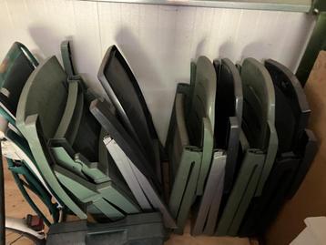 6 plastic tuinstoelen  beschikbaar voor biedingen