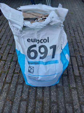 Eurocol 691 poedertegellijm (zak zit voor 2/3 vol) beschikbaar voor biedingen