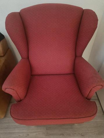 Rode fauteuil beschikbaar voor biedingen