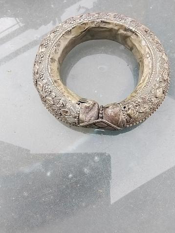 bronzen noord Afrikaanse slavenarmband  beschikbaar voor biedingen