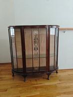 Vitrinekast, Ophalen