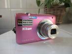 Roze Nikon Coolpix S2600 incl toebehoren, Audio, Tv en Foto, Fotocamera's Digitaal, Ophalen of Verzenden, Zo goed als nieuw, Nikon