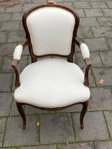 Antieke fauteuil met witte bekleding beschikbaar voor biedingen