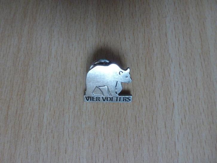 Speldje / pin / button - ijsbeer - Vier voeters - 2 x 1,7 cm, Verzamelen, Speldjes, Pins en Buttons, Gebruikt, Speldje of Pin