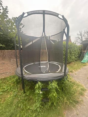 Gebruikte trampoline met veiligheidsnet beschikbaar voor biedingen