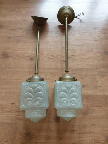 Twee Art Deco stijl hanglampen geperst glaspasta  beschikbaar voor biedingen