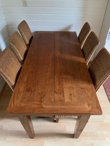 Eettafel teakhout en rotan stoelen beschikbaar voor biedingen