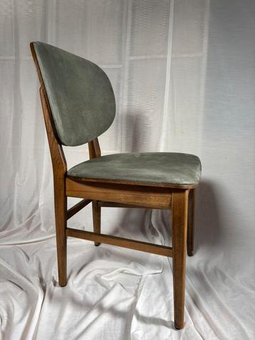 Twee walnoot-houten Design stoelen beschikbaar voor biedingen