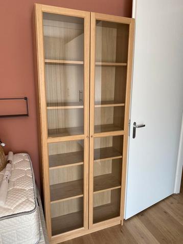 Billy boekenkast met glazen deuren IKEA, ALS NIEUW!