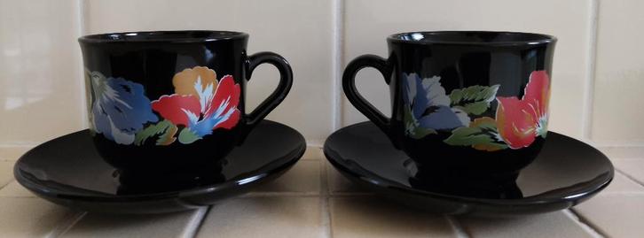 ARCOROC koffiekopjes en schotels, zwart glas met bloemdessin, Huis en Inrichting, Keuken | Servies, Kop(pen) en/of Schotel(s)