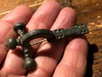 Romeinse militaire KRUISBOOG fibula top exemplaar 1800jr!, Antiek en Kunst, Verzenden, Brons