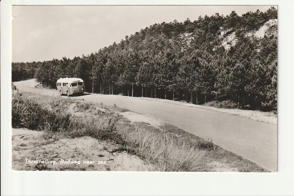 TERSCHELLING BADWEG J. CUPIDO FORD TRAMBUS CARR. JONGERIUS, Verzamelen, Ophalen of Verzenden, 1940 tot 1960, Gelopen, Waddeneilanden