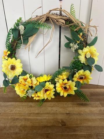 Deurhanger krans met gele bloemen beschikbaar voor biedingen