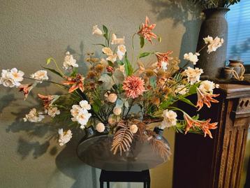 Grote toetervaas opgemaakt met beige en aardetinten beschikbaar voor biedingen