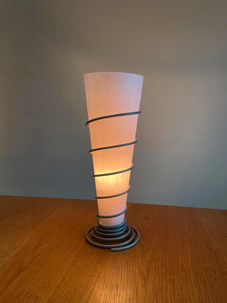 Vintage postmoderne IKEA Hymn spiraallamp - jaren 80 design, Huis en Inrichting, Lampen | Tafellampen, Zo goed als nieuw, Minder dan 50 cm