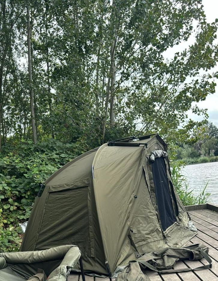 Trakker tempest 100 ev aquatexx + social cap, Watersport en Boten, Hengelsport | Karpervissen, Zo goed als nieuw, Overige typen