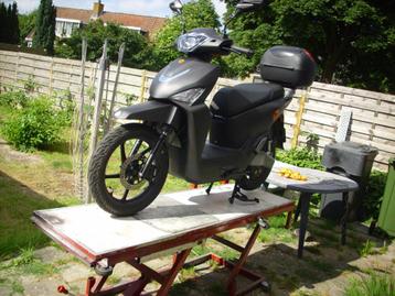 Keurige en goedwerkende hefbrug voor motor, Scooter, Fiets,  beschikbaar voor biedingen