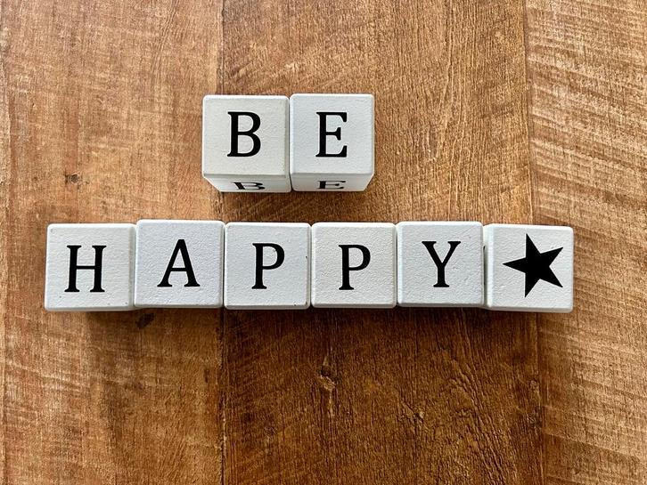 8 letterblokken met de tekst ‘Be Happy’ en ster!, Huis en Inrichting, Woonaccessoires | Tekstborden en Spreuken, Ophalen of Verzenden