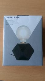 Nieuwe zwarte tafellamp met hoekige houten voet.11 cm, Ophalen of Verzenden, Nieuw, Hout