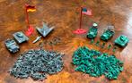 2 Plastic legers 100 soldaatjes + voertuigen + vlaggen, Ophalen of Verzenden, Zo goed als nieuw