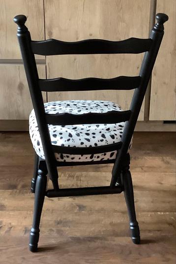 4 eetkamerstoelen beschikbaar voor biedingen
