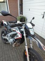 Aprilia sx-50 uit 2015 (schakel brommer 50cc), Ophalen, 6 versnellingen, Maximaal 45 km/u, Zo goed als nieuw