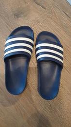 Donkerblauw/wit gestreepte Adidas slippers, Kleding | Dames, Nieuw, Slippers, Ophalen of Verzenden, Wit